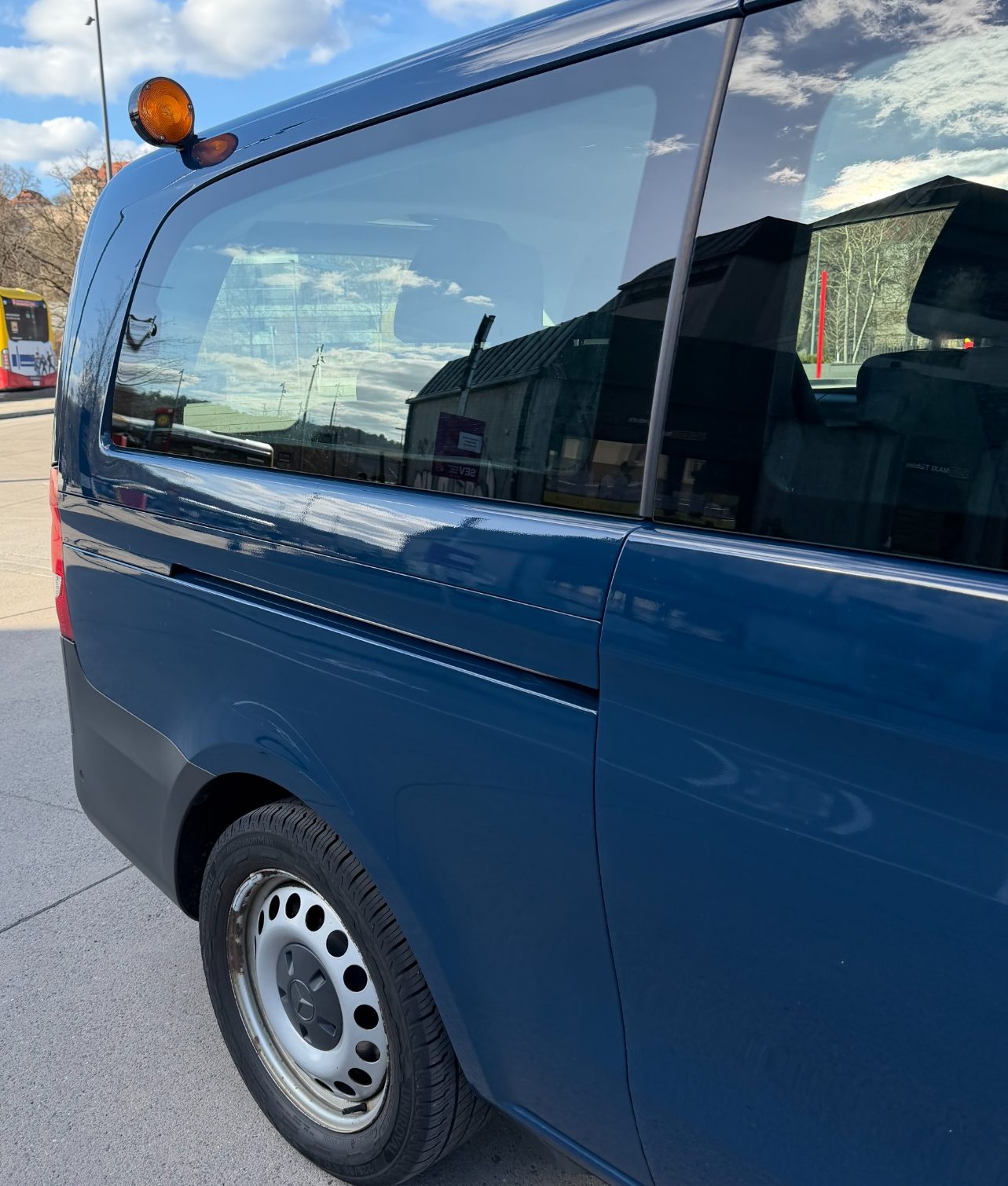 Ein Kleinbus oder ein flexibles Shuttle-Fahrzeug auf der Straße.
