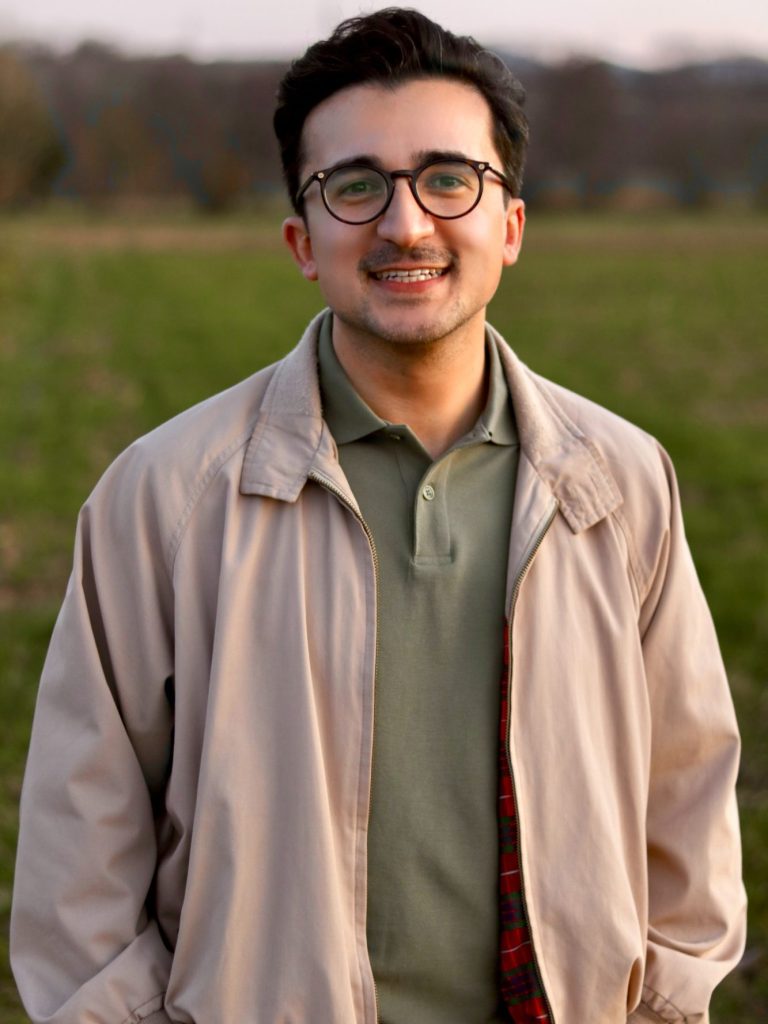 Porträt von Eser Turgut, lächelnd in der Natur